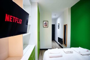 6 bedrooms, desk, iron/ironing board, travel cot