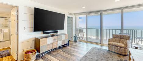 Een televisie en boeken