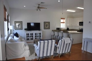 Living area - Heart of the Marina District, Walking distance to EVERYTHING , Water+Marina View (Port St. Joe)