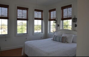 Room - Heart of the Marina District, Walking distance to EVERYTHING , Water+Marina View (Port St. Joe)