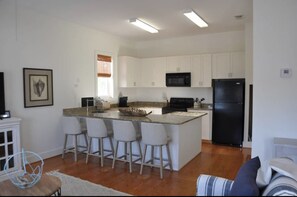 Private kitchen - Heart of the Marina District, Walking distance to EVERYTHING , Water+Marina View (Port St. Joe)
