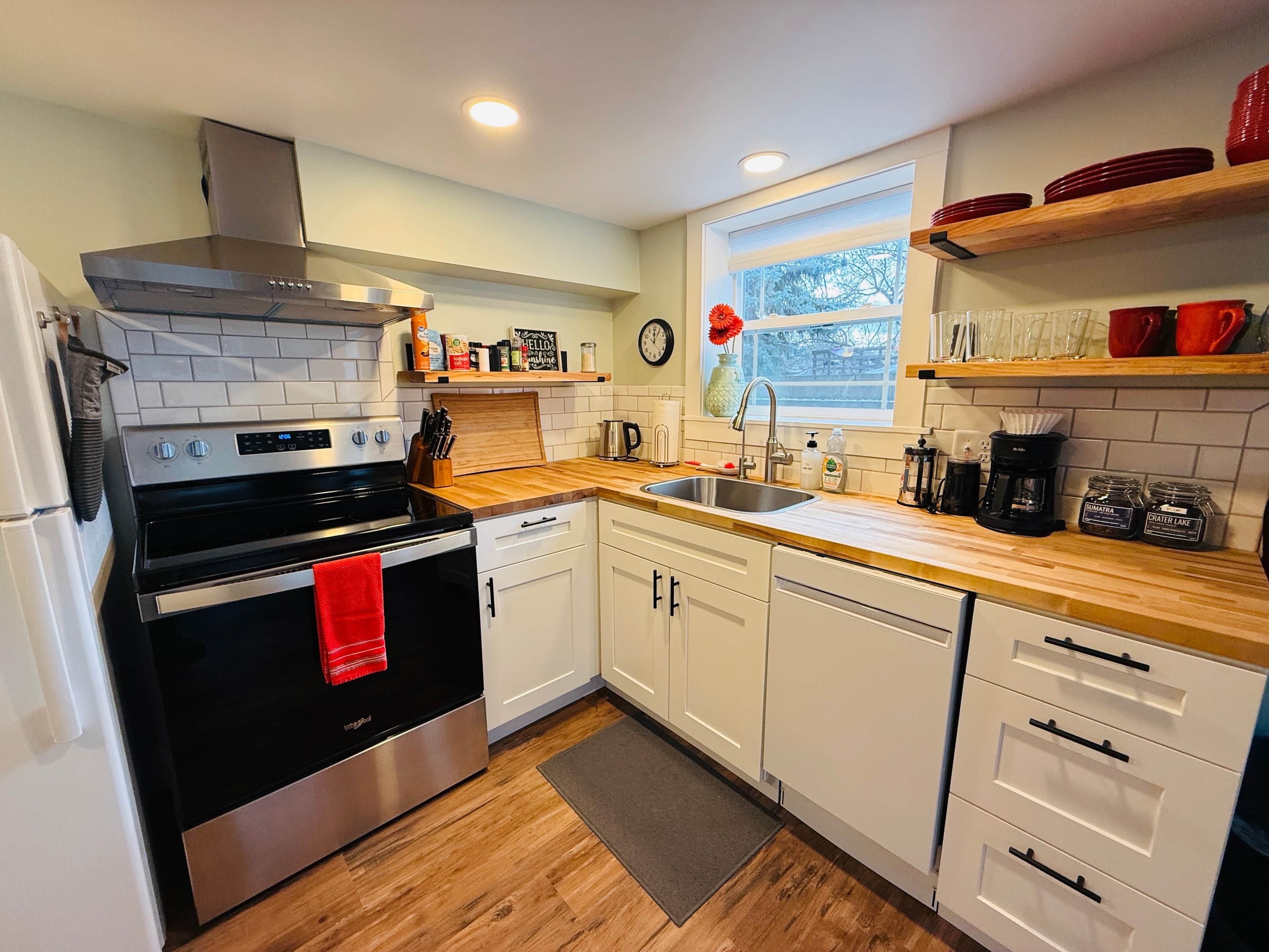 Een koelkast, een magnetron, een oven, een kookplaat