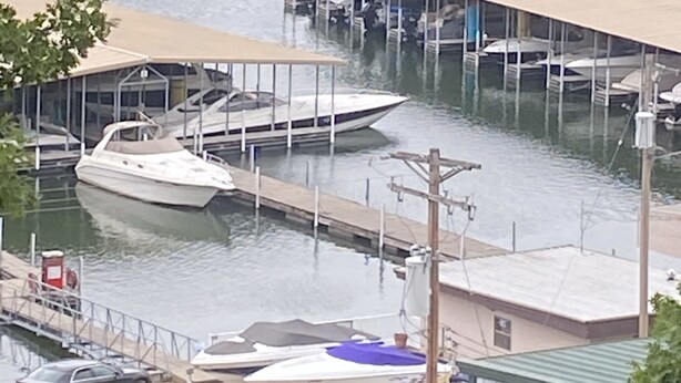 Un port de plaisance avec des bateaux amarrés, une zone abritée et un bâtiment doté d’un toit végétalisé.