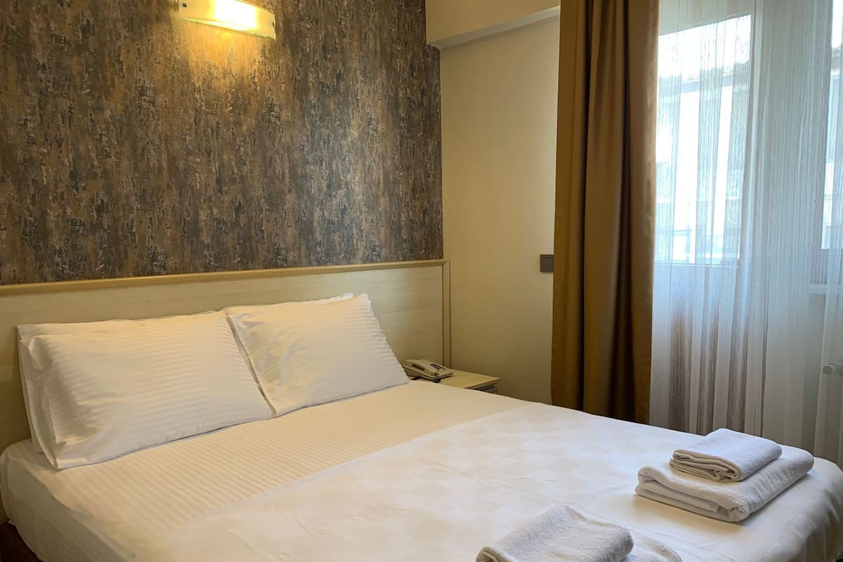 Kamar Standar | Seprai katun Mesir, seprai premium, selimut bulu angsa, dan Wi-Fi gratis