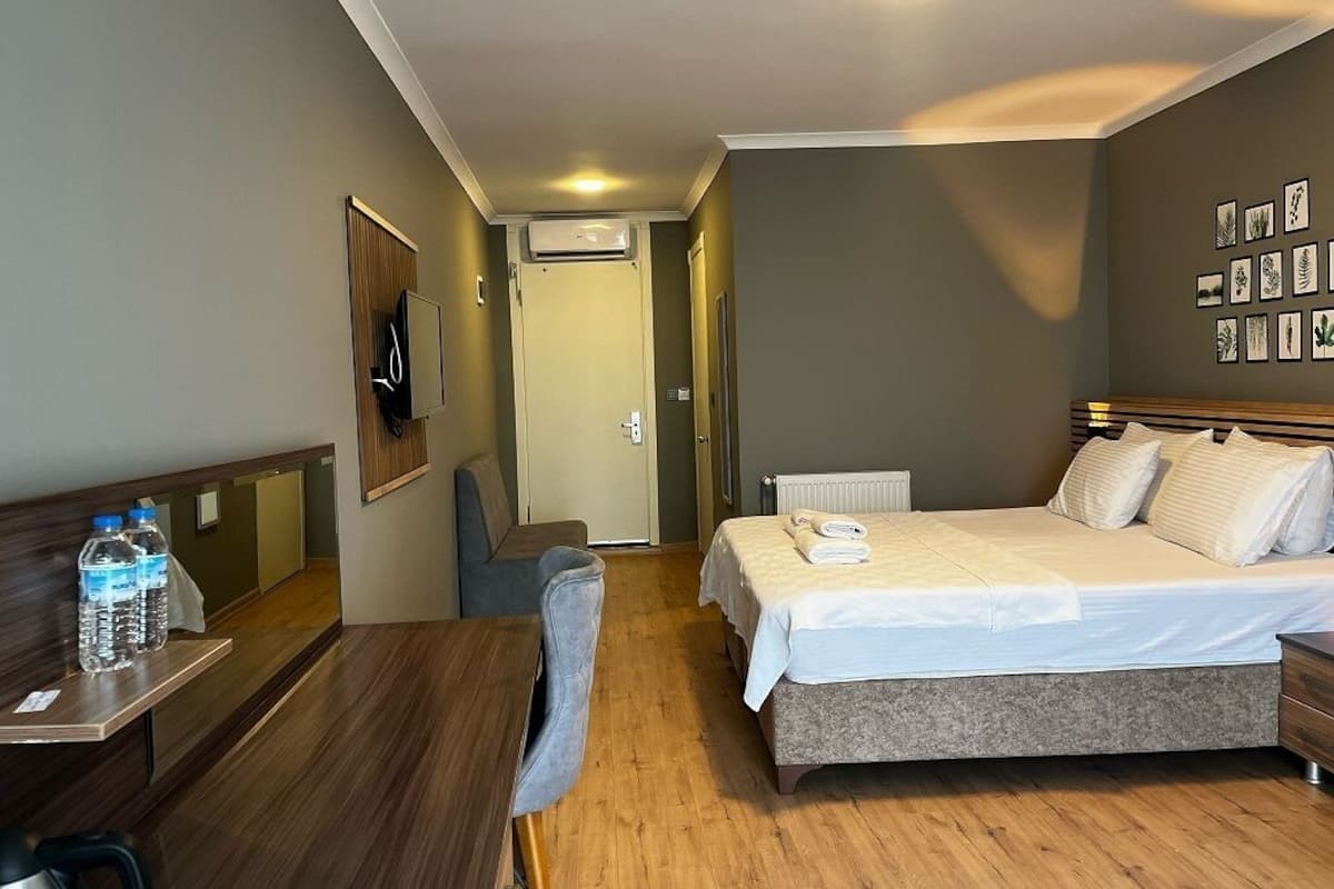 Kamar Standar, teras, pemandangan kolam renang | Seprai katun Mesir, seprai premium, selimut bulu angsa, dan Wi-Fi gratis
