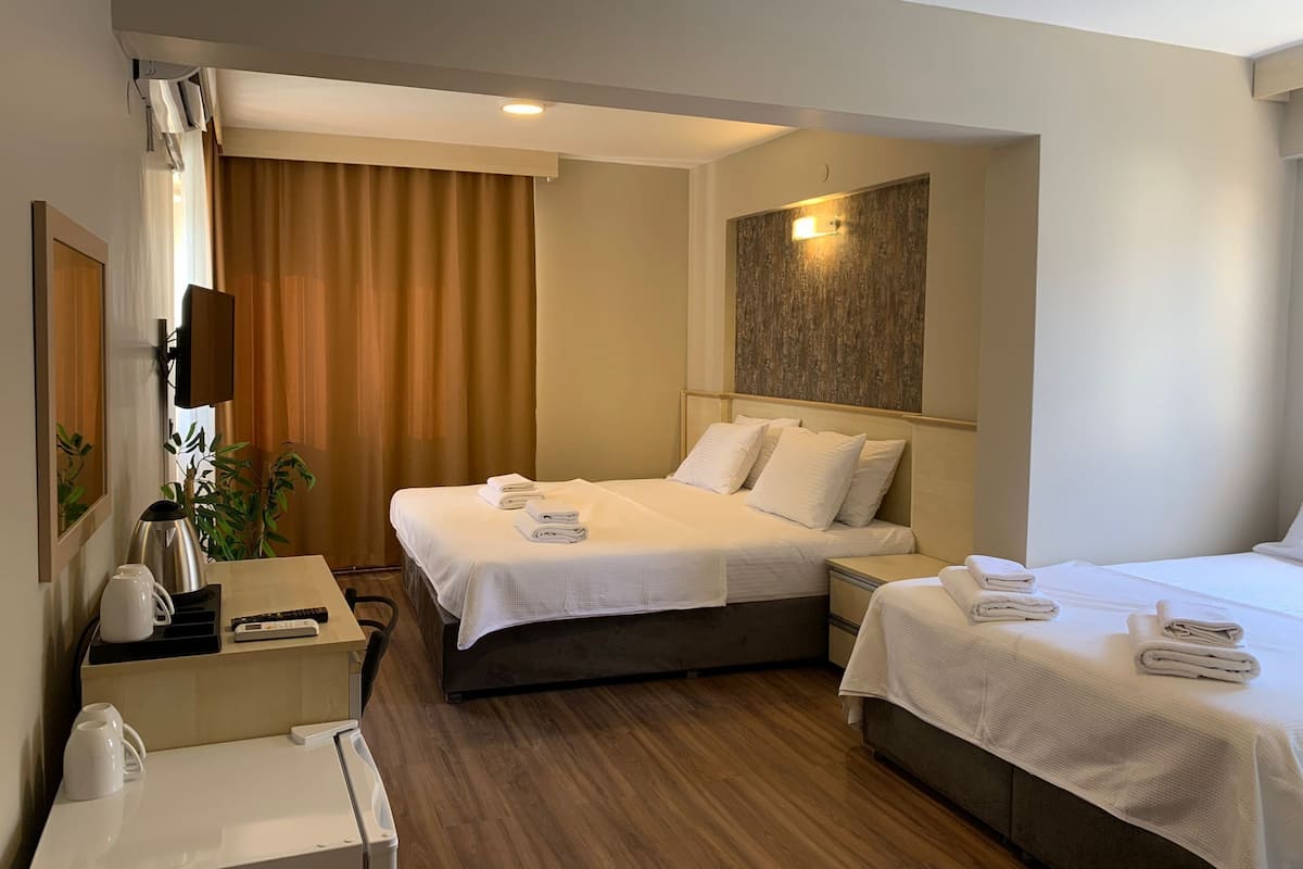 Kamar Triple Standar | Seprai katun Mesir, seprai premium, selimut bulu angsa, dan Wi-Fi gratis