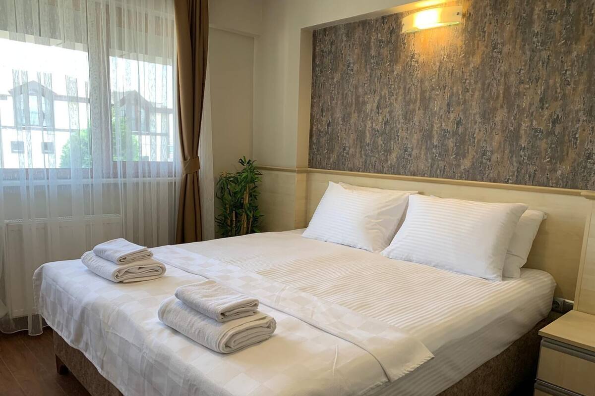 Kamar Standar, pemandangan kolam renang | Seprai katun Mesir, seprai premium, selimut bulu angsa, dan Wi-Fi gratis