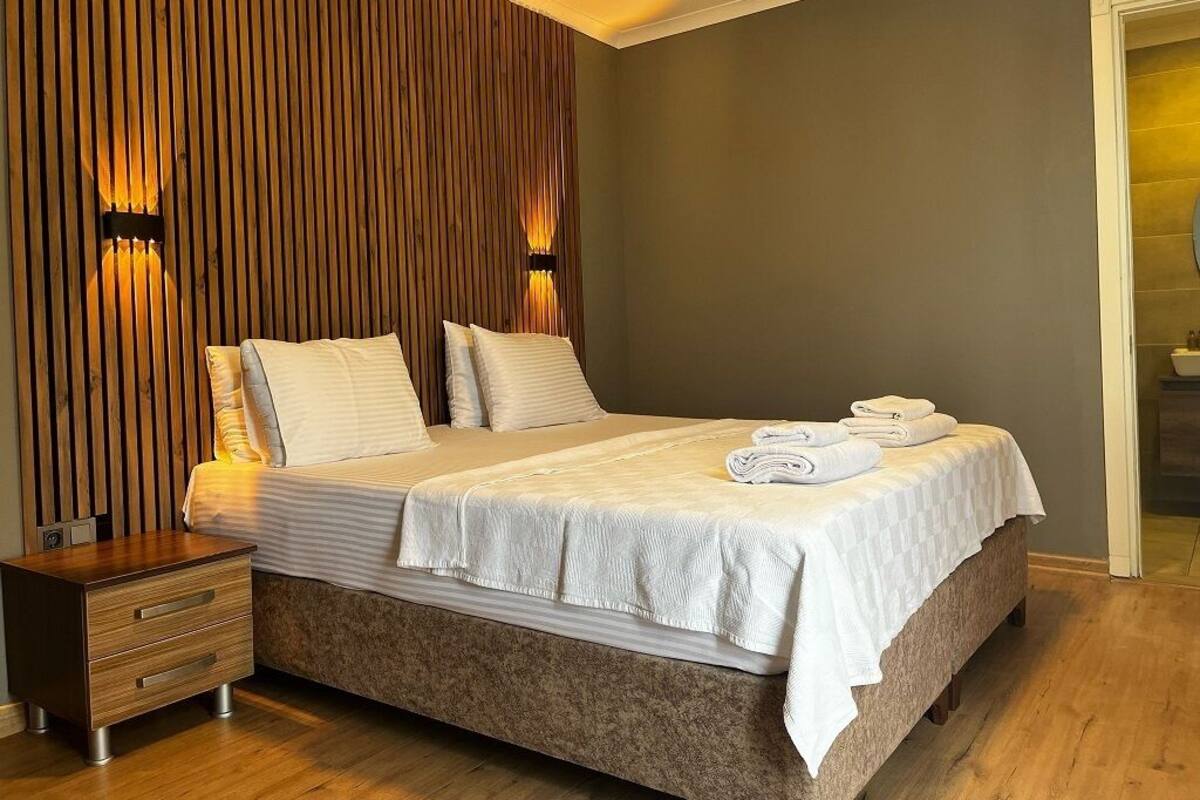 Kamar Keluarga, teras, pemandangan kolam renang | Seprai katun Mesir, seprai premium, selimut bulu angsa, dan Wi-Fi gratis
