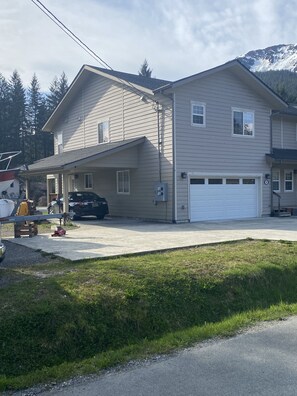 Exterior - Midtown Hideaway-Spacious comfortable home w/firepit. (Juneau)