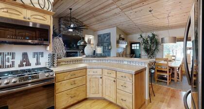 Dog-friendly home with central AC, fireplace, deck, grill, firepit, W/D, & WiFi