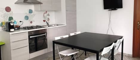 Réfrigérateur, four, plaque de cuisson, cafetière/bouilloire