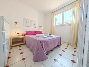 1 bedroom, bed sheets