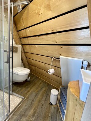 Shower, hair dryer, toilet paper - Comfortable wooden tepee in a small Jura village near our horses. (Plénisette)