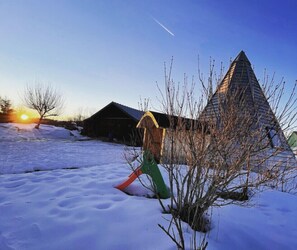 Property grounds - Comfortable wooden tepee in a small Jura village near our horses. (Plénisette)