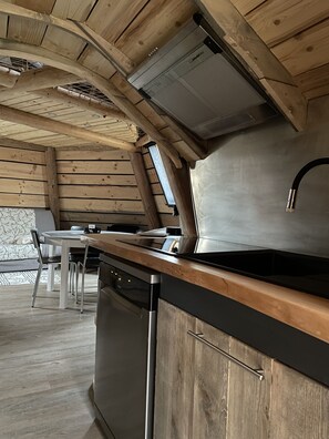 Fridge, microwave, oven, stovetop - Comfortable wooden tepee in a small Jura village near our horses. (Plénisette)
