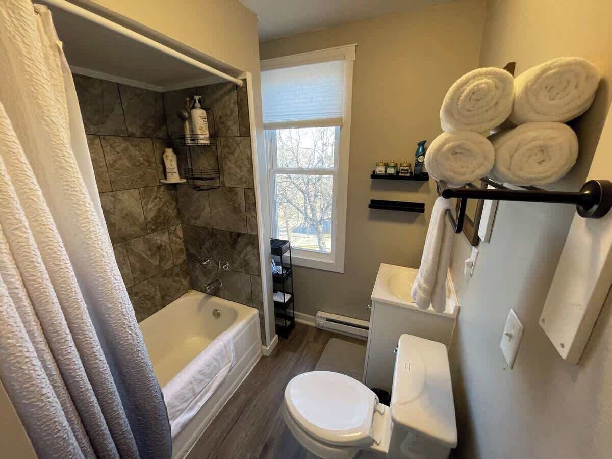Combined shower/bathtub, hair dryer, towels, soap