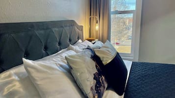 2 Schlafzimmer, Schreibtisch, Bügeleisen/Bügelbrett, Reisekinderbett