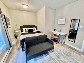 2 bedrooms, desk, iron/ironing board, travel cot - Stay on Spring | A Classy Stay Downtown | #6 (Sioux Falls)