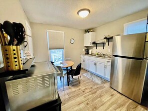 Fridge, microwave, dishwasher, coffee/tea maker - Stay on Spring | A Classy Stay Downtown | #6 (Sioux Falls)