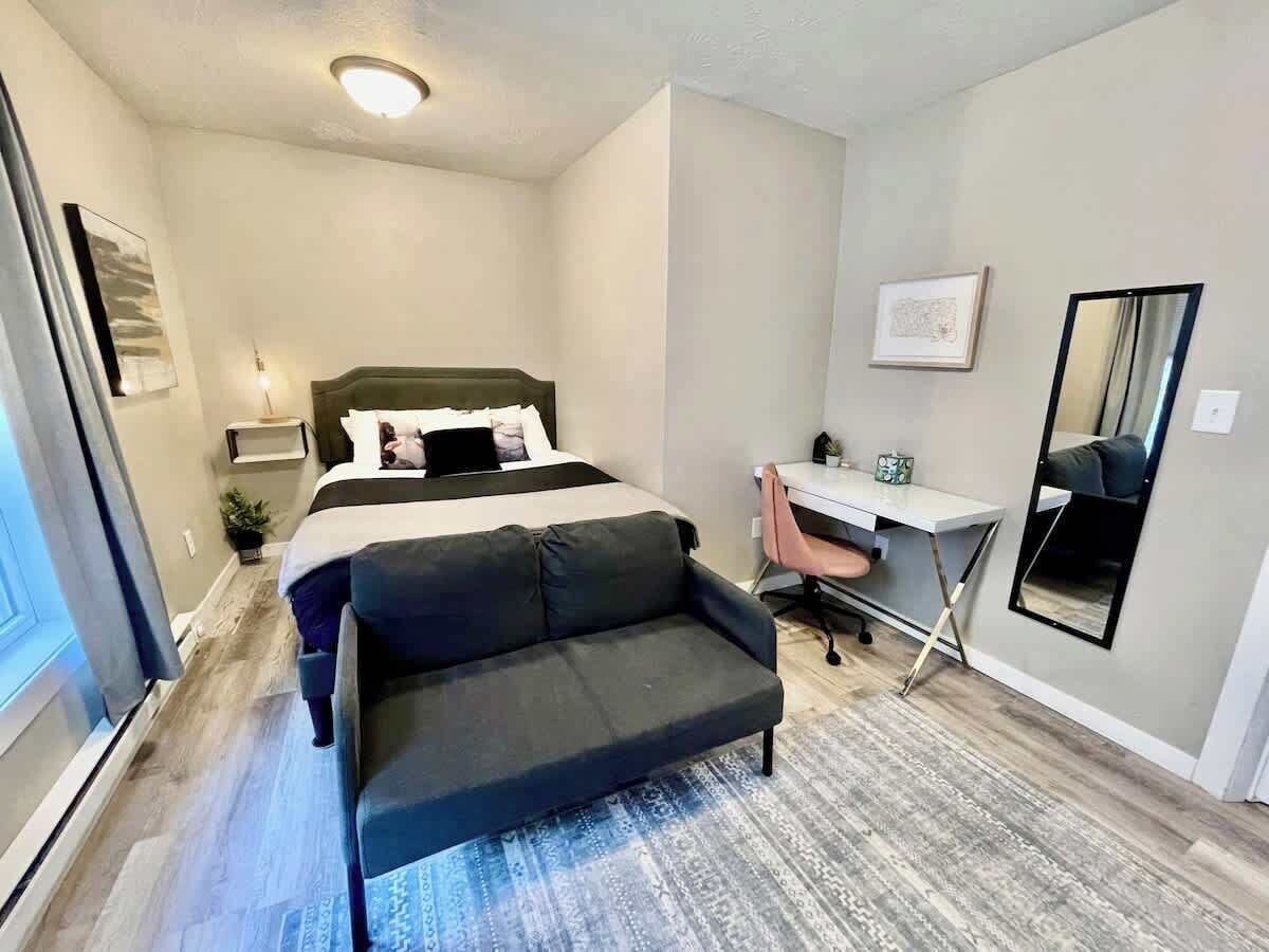 2 室のベッドルーム、デスク、アイロン / アイロン台、旅行用ベビーベッド