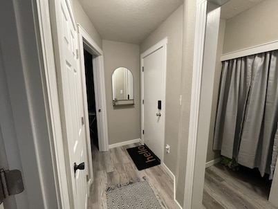 Stay on Spring #6 • 2BR Hotel-Style Apt • Downtown