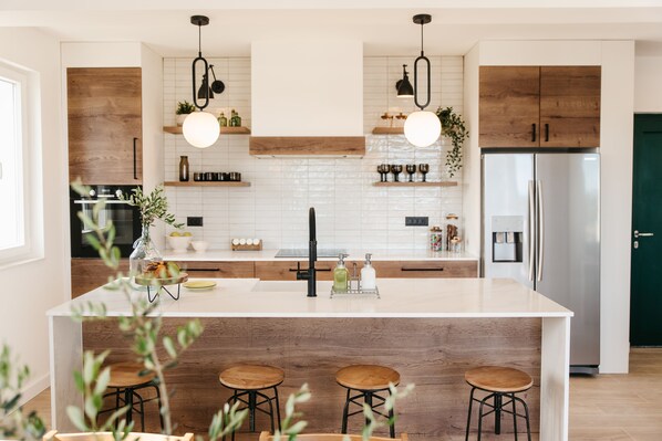 Fridge, oven, stovetop, dishwasher