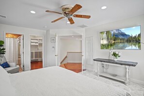 4 bedrooms, desk, iron/ironing board, travel cot - 2 short blocks  to the beach. FULLY RENOVATED HOUSE  WITH NEW HOT TUB. (Point Pleasant Beach)