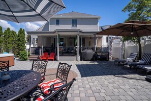 Outdoor dining - 2 short blocks  to the beach. FULLY RENOVATED HOUSE  WITH NEW HOT TUB. (Point Pleasant Beach)