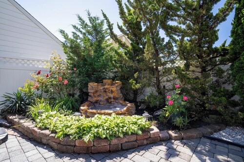 2 short blocks  to the beach. 2025 TOP OF THE LINE HUT TUB.