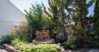 2 short blocks to the beach. 2025 TOP OF THE LINE HUT TUB.