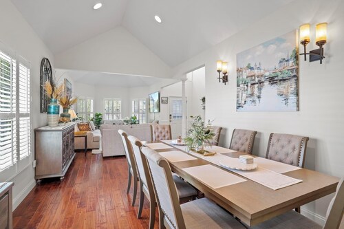 2 short blocks  to the beach. FULLY RENOVATED HOUSE  WITH NEW HOT TUB.