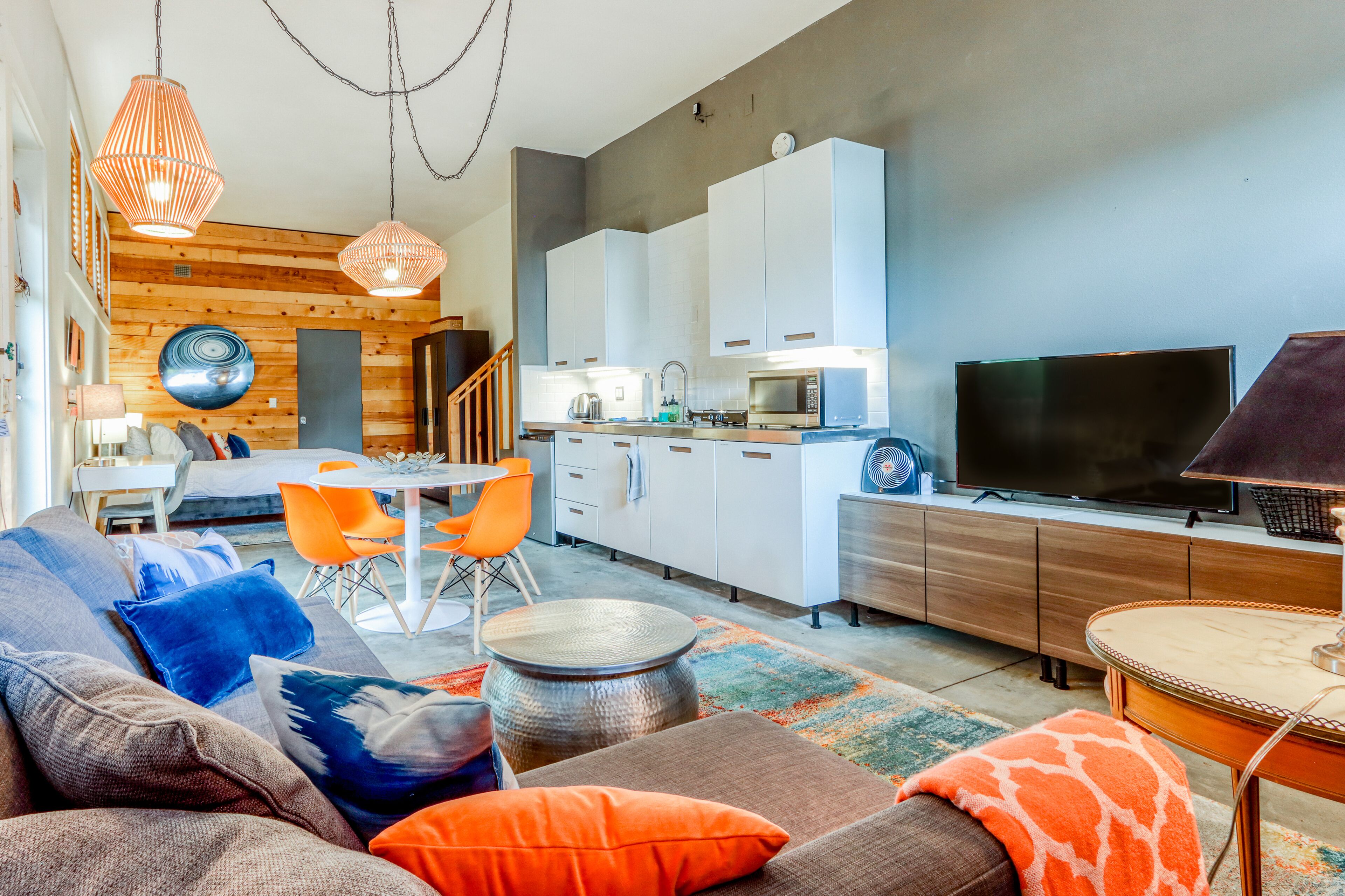 Unique studio with private patio, WiFi, & kitchenette - walkable to downtown