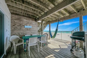 Outdoor dining - Weekender by AvantStay | Gorgeous BEACH FRONT Home w/ Ocean View (Destin)
