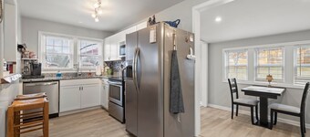 Bright & Cozy Bungalow Close To Downtown! Dogs Stay Free!