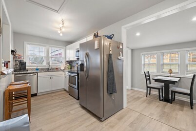 Bright & Cozy Bungalow Close To Downtown! Dogs Stay Free!