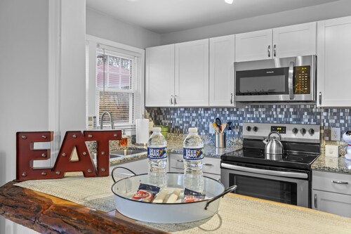 Bright & Cozy Bungalow Close To Downtown! Dogs Stay Free!