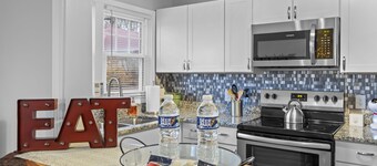 Bright & Cozy Bungalow Close To Downtown! Dogs Stay Free!