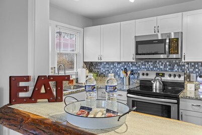 Bright & Cozy Bungalow Close To Downtown! Dogs Stay Free!