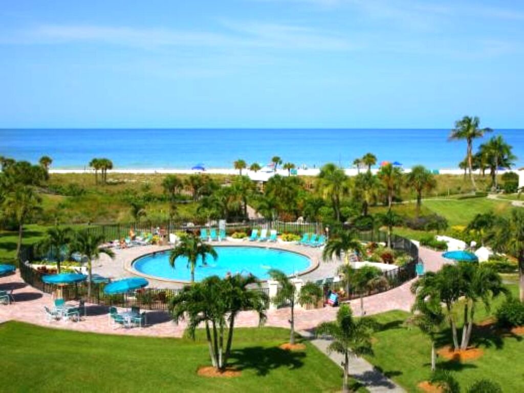 Crescent Beach Resort, Pool, Jaccuzzi, Tennis, Barbeques