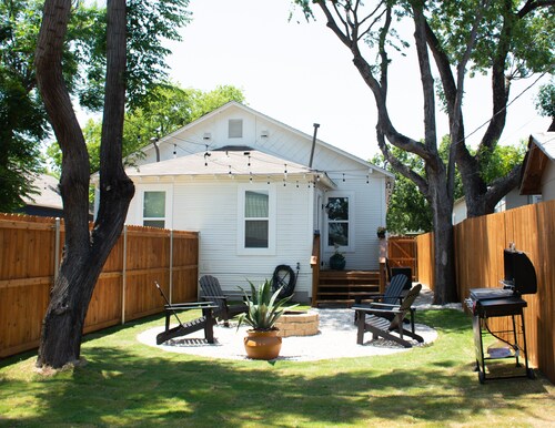 Attractive 2 Bedroom Cottage Centrally Located with Fire Pit