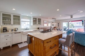 Kühlschrank, Mikrowelle, Herdplatte, Geschirrspüler