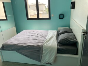 5 chambres, bureau, fer et planche à repasser, lit parapluie