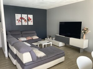 تلفزيون، تنس طاولة، كُتُب