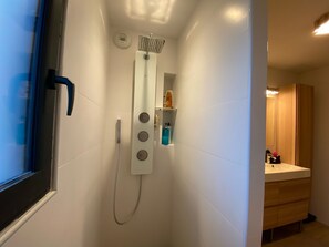 Bathtub, jetted bath, hair dryer, towels - Villa Avec Piscine Proche de la mer et de Montpellier (Villeneuve-lès-Maguelone)