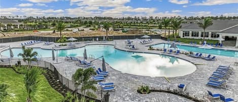 Utomhuspool och uppvärmd pool
