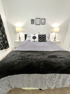 2 slaapkamers, een bureau, een strijkplank/strijkijzer, gratis wifi