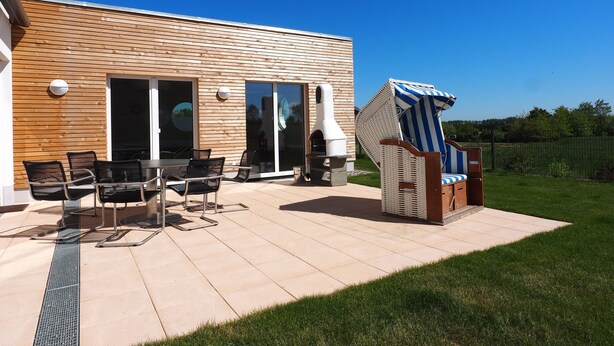 Outdoor dining - Villa Wassergeist with private swimming pool (Hohen Wieschendorf)