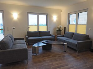 Smart-TV, Kamin, DVD-Player, Tischtennisplatte