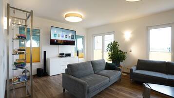 Smart-TV, Kamin, DVD-Player, Tischtennisplatte
