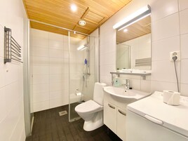 City Apartment | Bathroom | Shower, free toiletries, hair dryer, bidet